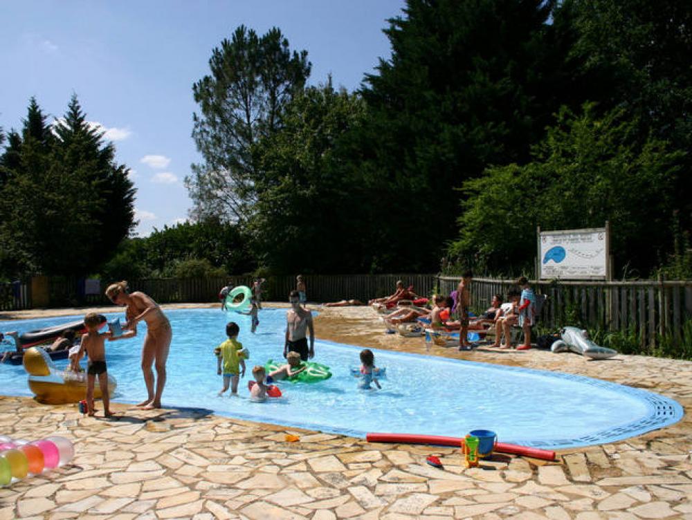 Unser Schwimmbecken ist ausschließlich für unsere Gäste reserviert. Für die Kinder gibt es ein Spielplatz. Auf dem Sportplatz können Sie Volleyball, Badminton oder Petanque spielen.